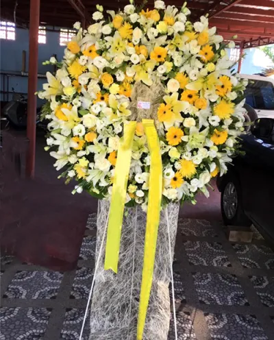 White and Yellow Flowers Arrangements Wreath